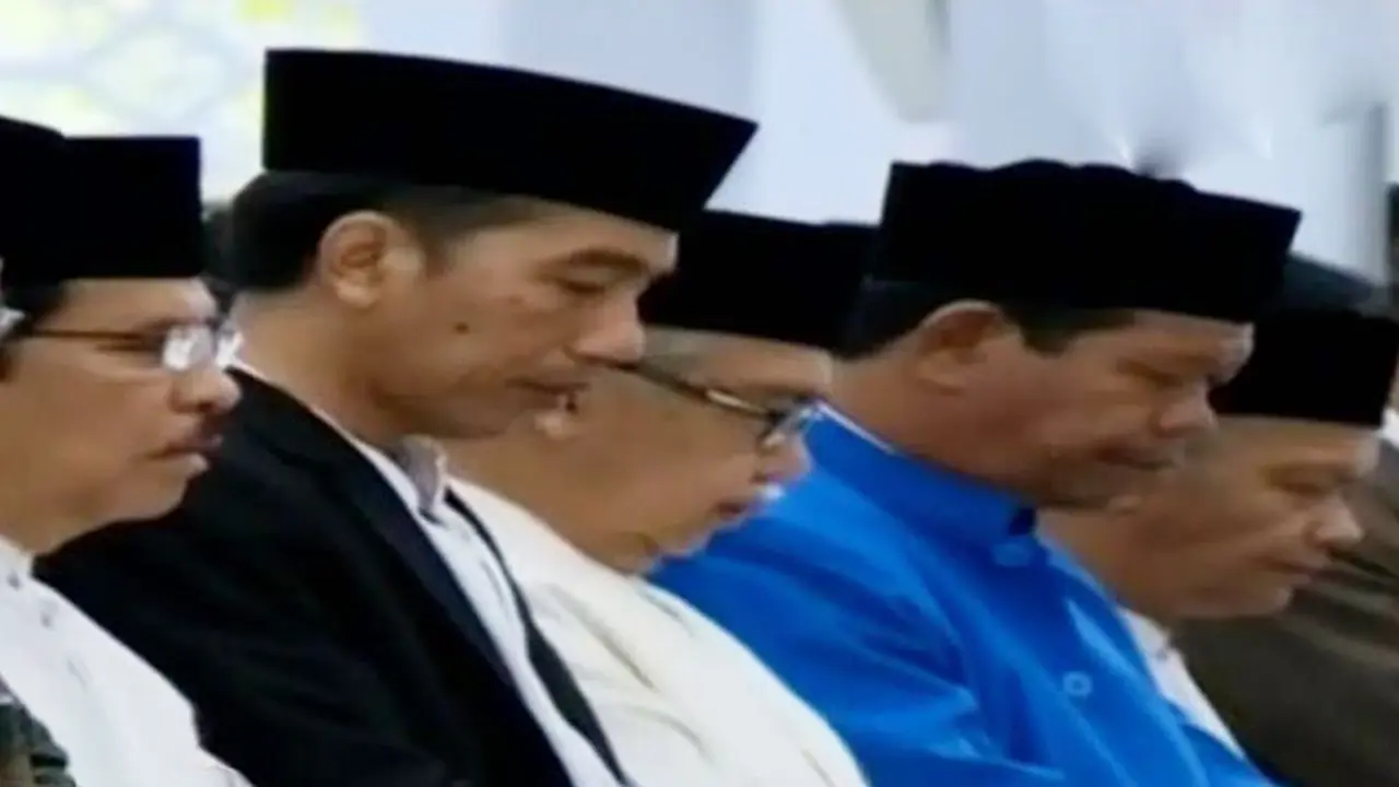 Jokowi Bagi-bagi Sembako Usai Salat Id di Baiturrahman Aceh