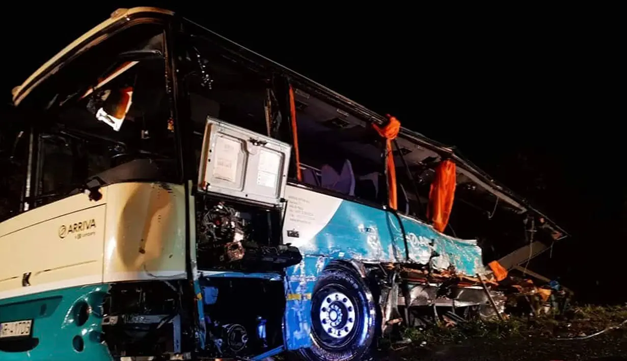 Sebuah bus ditarik keluar setelah terlibat kecelakaan dengan truk di Nitranske Hrnciarovce, Slovakia, Rabu (13/11/2019). Empat dari 12 korban tewas dalam kecelakaan bus yang membawa siswa sekolah menengah tersebut adalah anak-anak. (HaZZ-Presidium of Fire and Rescue Corps via AP)