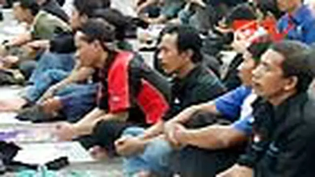 Ribuan Demonstran Salat Jumat Bersama di Jalan