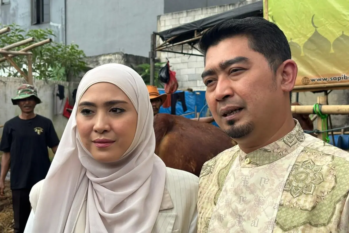 Ustaz Solmed dan April Jasmine.