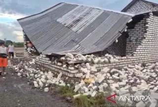 Angin kencang rusak bangunan milik warga di Pamekasan