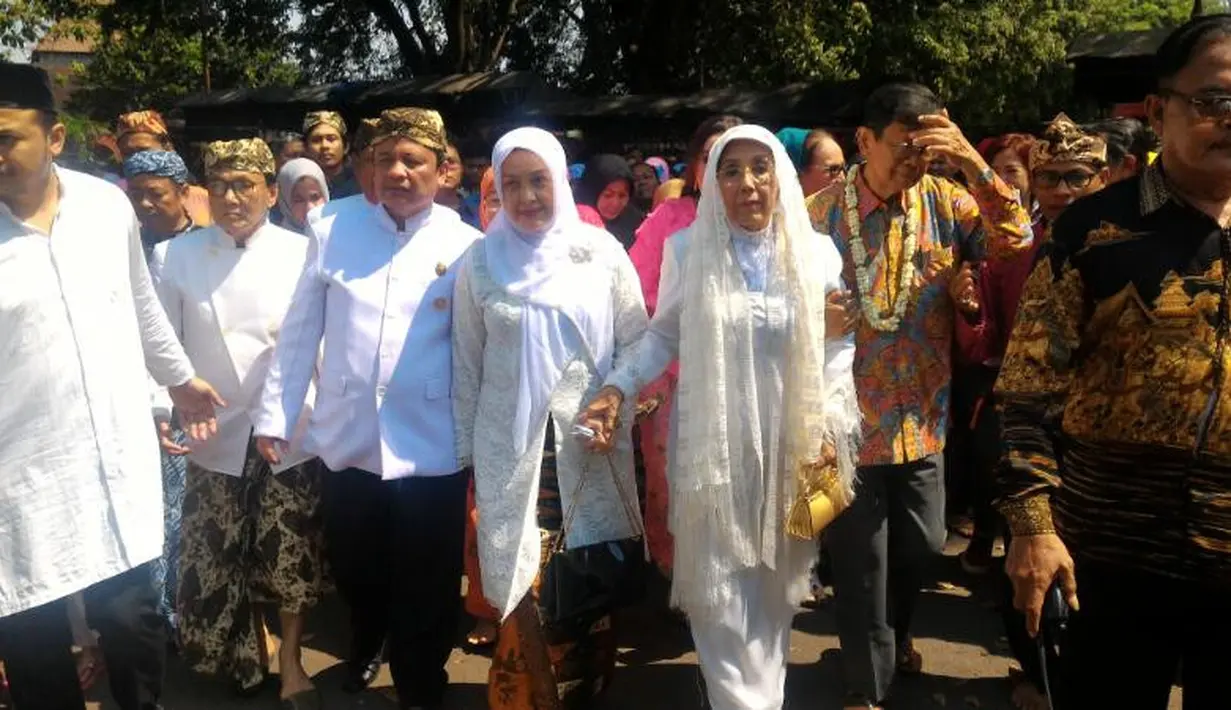 Nani yang tampak cantik dan berbahagia dengan menganakan baju putihnya, didampingi dan digandenga Ajip yang kini telah resmi menjadi suaminya.  (Fathan Rangkuti/Bintang.com)