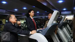 Pengurus KONI Pusat melihat dan mencoba fasilitas Fitness Center KONI Pusat di Kawasan Stadion GBK Jakarta, Senin (11/1/2016). Fitness Center diperuntukkan sebagai tempat pemulihan kondisi para atlet. (Liputan6.com/Helmi Fithriansyah)