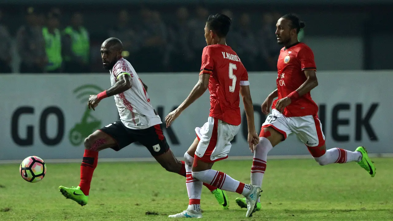 Kapten Persipura Jayapura, Boaz Solossa (kiri), coba lewati pemain Persija Jakarta pada laga di Stadion Patriot, Bekasi, Sabtu (8/7/2017). Kedua tim bermain imbang 1-1.
