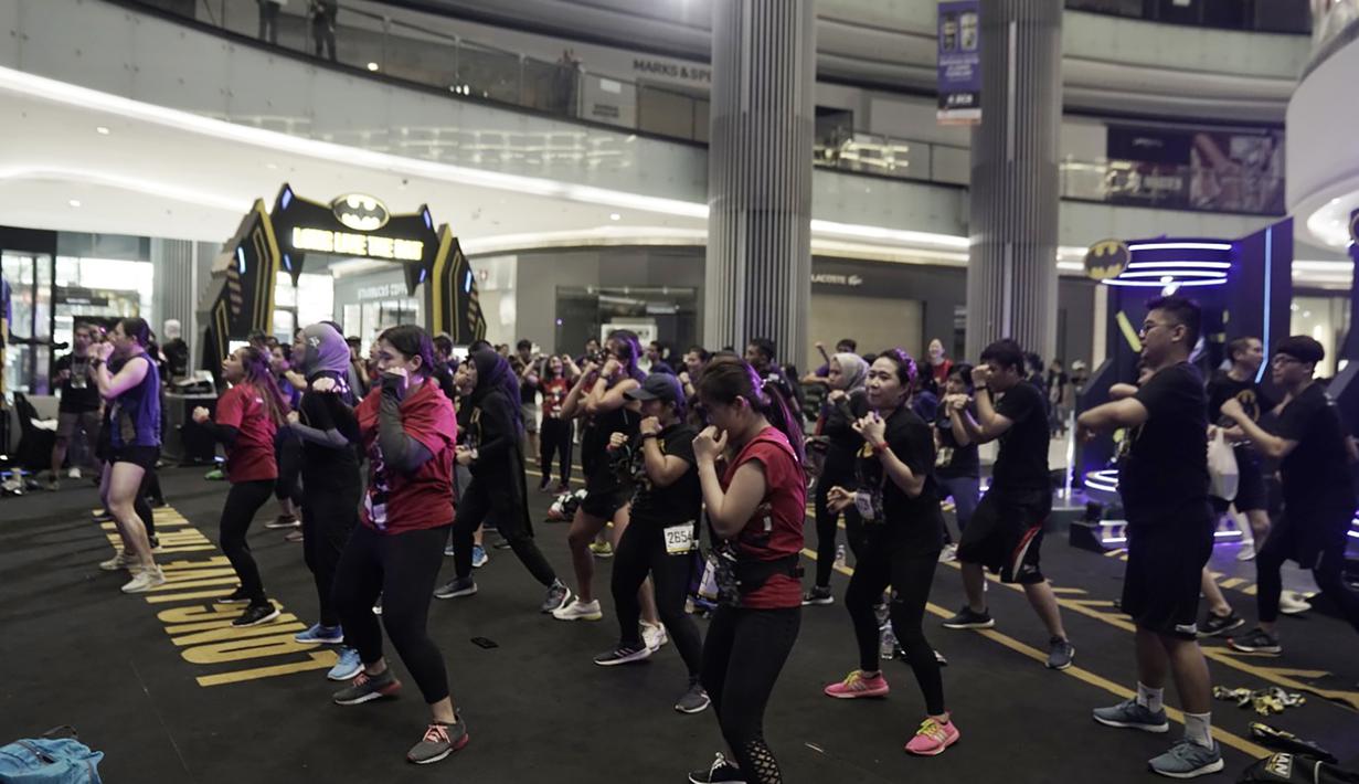 Para pelari senam bersama usai mengikuti Batman Run Series di Jakarta Barat, Minggu (1/12). Acara ini merupakan kerjasama antara Indofunrun dengan Lippo Mall Puri. (Dokumentasi Indofunrun)