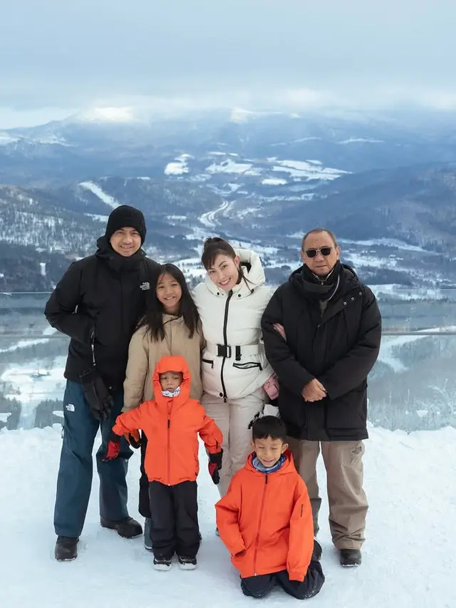 Gaya Publik Figur Menikmati Liburan Akhir Tahun di Negara Bersalju.