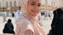 Aktris cantik Amanda Rawles baru saja selesai menunaikan ibdah umroh di bulan Ramadan. Penampilan Amanda Rawles saat menjalani ibadah umroh di Tanah Suci menjadi perhatian netizen. (Liputan6.com/IG/@amandarawles)