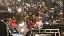 Sejumlah pemudik bersepeda motor memadati ruas Jalan Raya Kalimalang, Bekasi, Jawa Barat, Kamis (22/6). Pada malam hari peningkatan kendaraan pemudik terutama yang menggunakan roda dua jauh lebih tinggi dibanding siang hari. (Liputan6.com/Angga Yuniar)