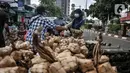 Pedagang melayani pembeli ketupat matang di jalan kawasan Rawamangun, Jakarta, Senin (19/7/2021). Jelang Hari Raya Idul Adha, pedagang ketupat matang atau siap saji musiman mulai ramai menjajakan makanan khas Lebaran tersebut di pinggir jalan kawasan Rawamangun. (merdeka.com/Iqbal S. Nugroho)