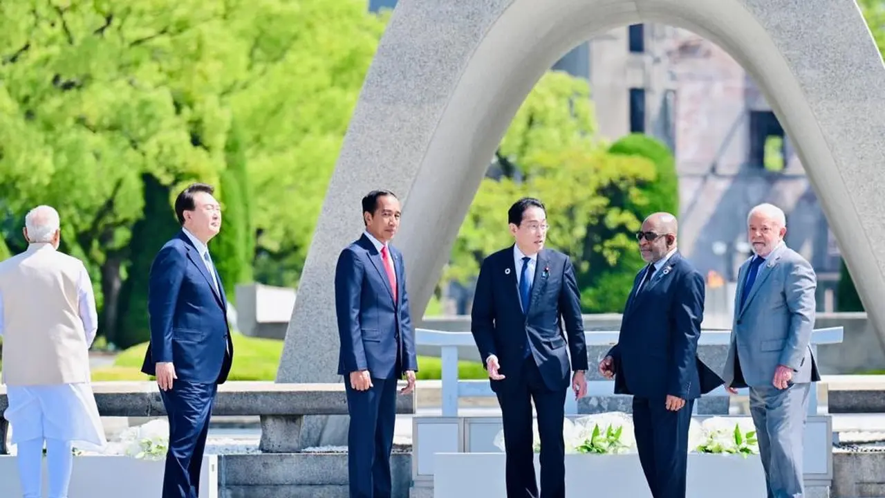 Presiden Joko Widodo saat berkunjung ke Hiroshima Peace Memorial Park, pada Minggu, 21 Mei 2023