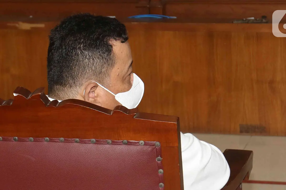 Pose Salam Saranghae ala Kuat Marif Sebelum Jalani Sidang Pembacaan Vonis di Kasus Pembunuhan Brigadir