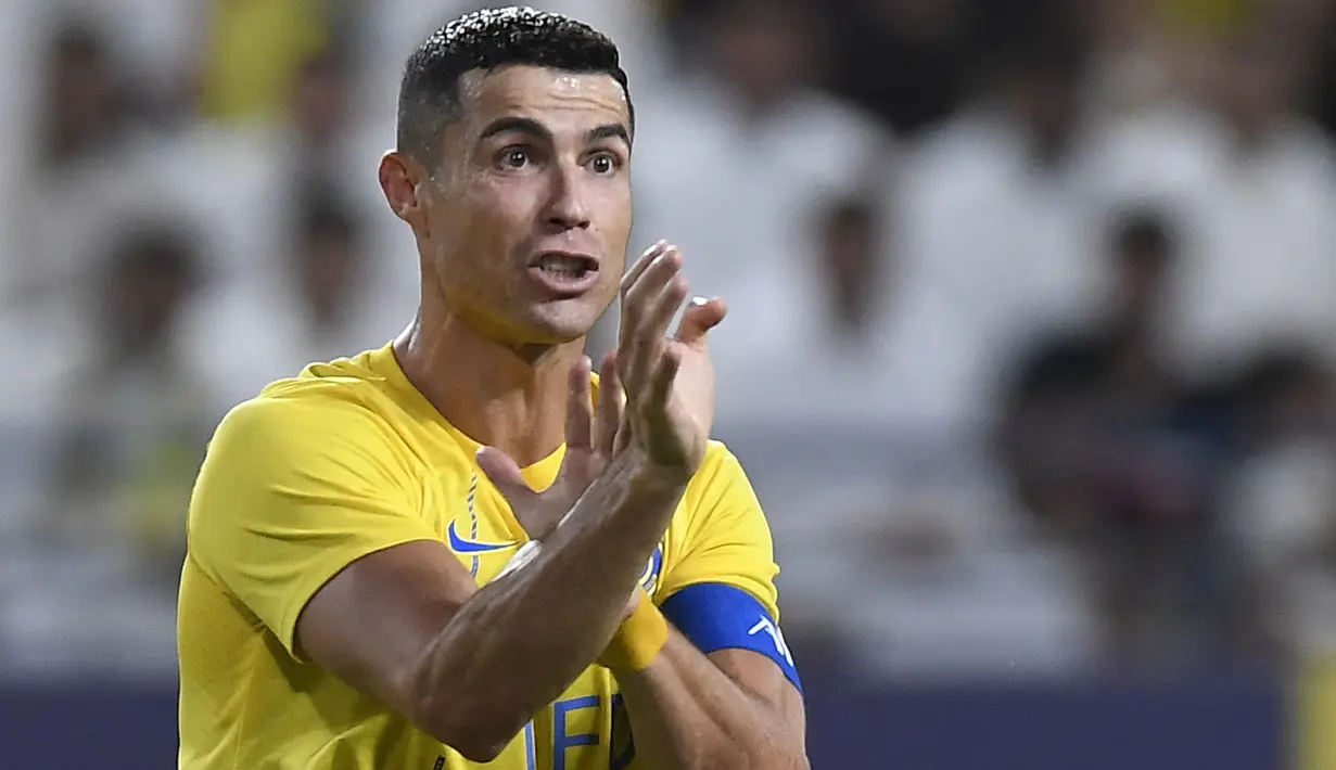 Pemain Al-Nassr, Cristiano Ronaldo (kiri) melakukan protes terhadap keputusan wasit yang memimpin laga play off Liga Champions Asia 2023/2024 antara Al-Nassr melawan Al-Ahli Dubai di KSU Stadium, Rabu (23/8/2023) WIB. (AFP/Yazid al-Duwihi)