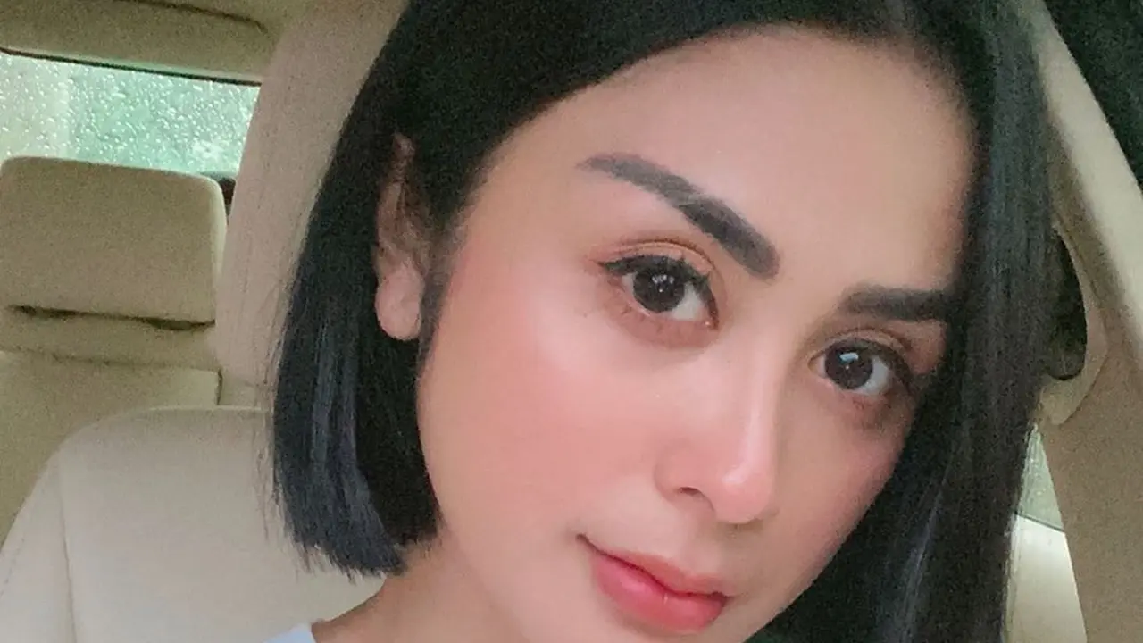 Selvi Kitty Oplas Kelopak Mata