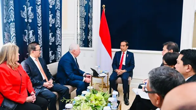 Dalam kunjungannya di Washington DC, Amerika Serikat, Presiden Joko Widodo (Jokowi) bertemu dengan Chairman Freeport McMoRan, Ricard Adkerson.