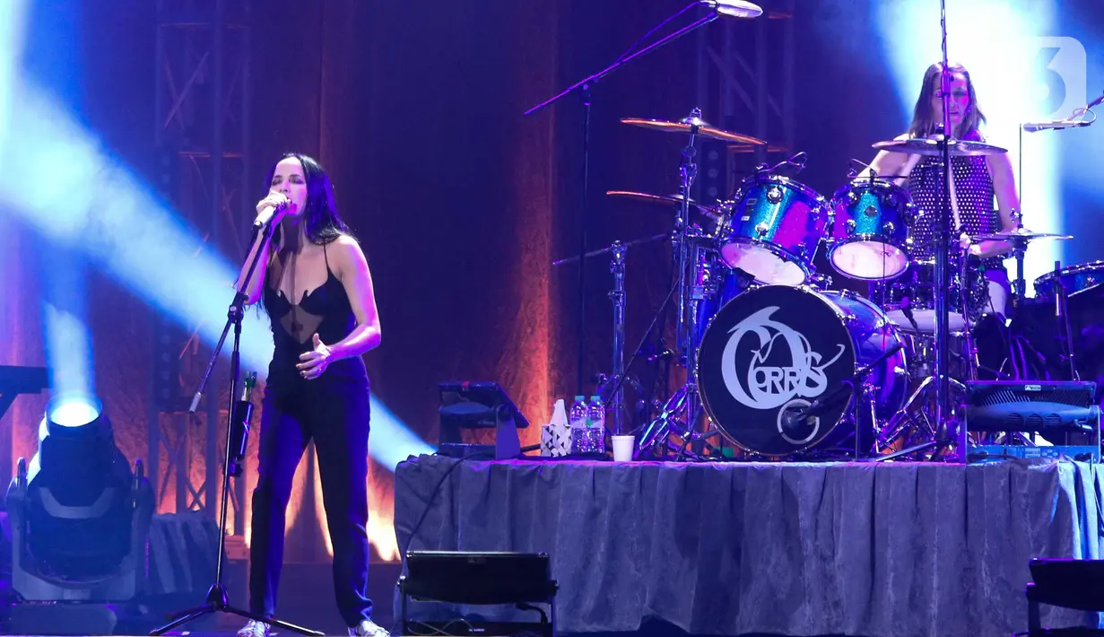 The Corrs berhasil menciptakan suasana nostalgia bagi para penggemarnya lewat tembang-tembang ikonik mereka. (Liputan6.com/Herman Zakharia)