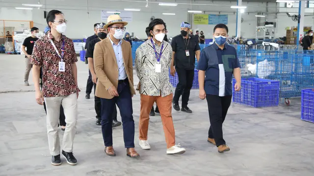 Gubernur Jawa Barat, Ridwan Kamil (kedua dari kiri) bersama Executive Director Lazada Indonesia (kiri) melakukan kunjungan resmi ke gudang Lazada di Kabupaten Bandung (Dok. Lazada Indonesia)
