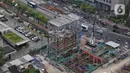 Aktivitas pekerja menyelesaikan tahapan pengerjaan proyek MRT fase 2A CP201 (Thamrin-Monas) di jalan MH Thamrin, Jakarta, Rabu (23/4/2025). (Liputan6.com/Angga Yuniar)