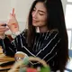 Ilustrasi perempuan membuat video tutorial makeup. (c) psisaa/Depositphotos