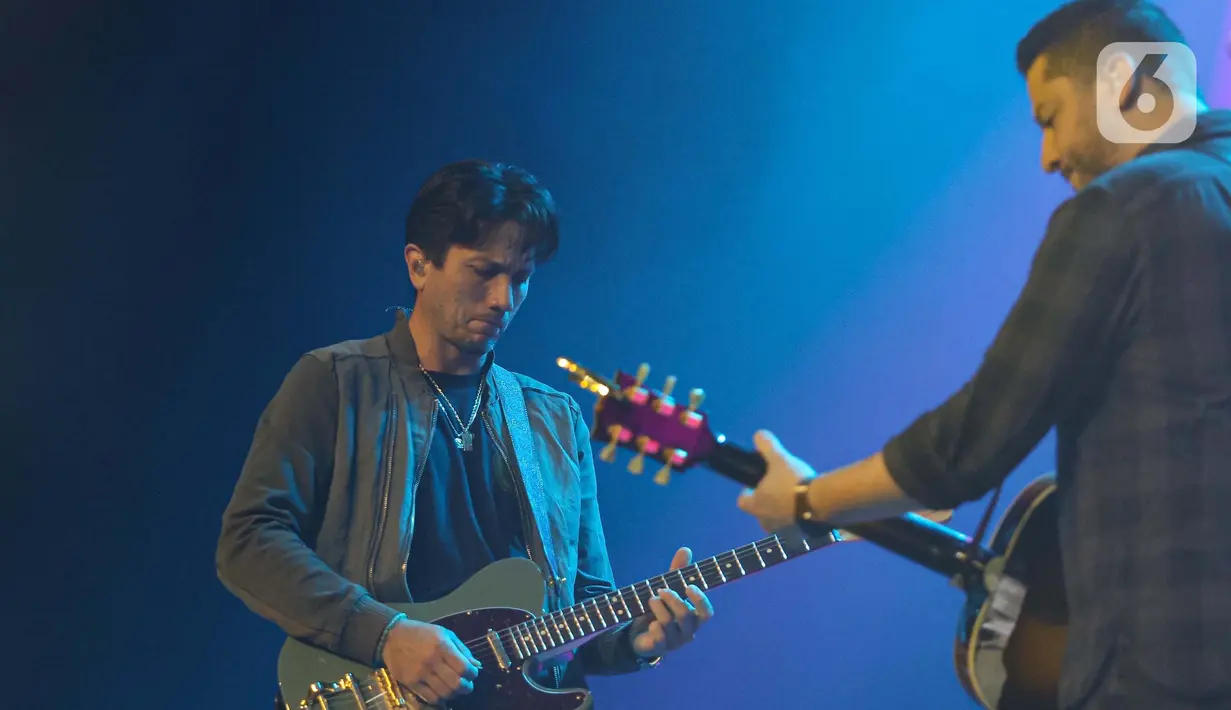 Selanjutnya disambung dua lagu cover populer, A Sky Full of Stars milik Coldplay dan Every Breath You Take milik The Police. (Liputan6.com/Angga Yuniar)