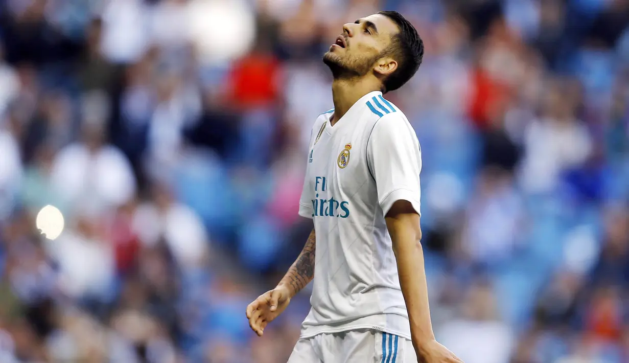 Gelandang Real Madrid, Daniel Ceballos, tampak kecewa usai gagal membobol gawang Leganes pada laga La Liga di Santiago Bernabeu, Sabtu (28/4/2018). Real Madrid menang 2-1 atas Leganes. (AP/Francisco Seco)