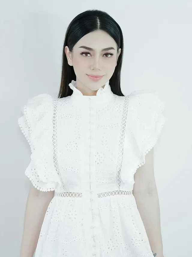 Celine Evangelista dengan makeup flawless (Instagram/celine_evangelista)