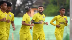 Dalam sesi latihan tersebut Diego terlihat mulai nyaman dengan pemain lain. Sesekali ia bercanda dengan rekan barunya. (Bola.com/Iwan Setiawan)