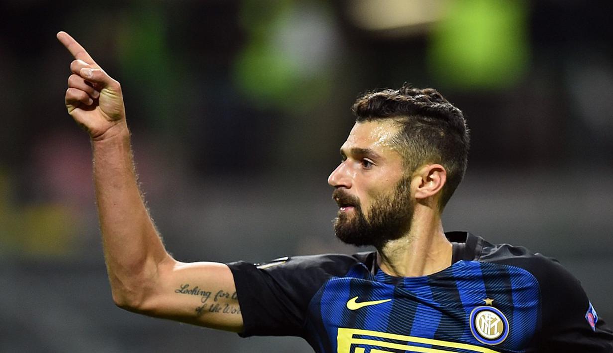 Ekspresi pemain Inter Milan, Antonio Candreva, setelah mencetak gol ke gawang Southampton dalam laga Grup K Liga Europa di Stadion Giuseppe Meazza, Milan, Jumat (21/10/2016) dini hari WIB. (AFP/Giuseppe Cacace)