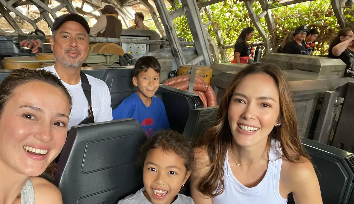 Liburan bareng keluarga, kakak, dan keponakan kebahagiaan tampak terpancar dari wajah Julie Estelle beserta Cathy Sharon. (Instagram.com/julstelle)