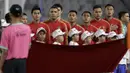 Para pemain Timnas Indonesia menyanyikan lagu kebangsaan sebelum melawan Timor Leste pada laga Piala AFF 2018 di SUGBK, Jakarta, Selasa (13/11). (Bola.com/Yoppy Renato)