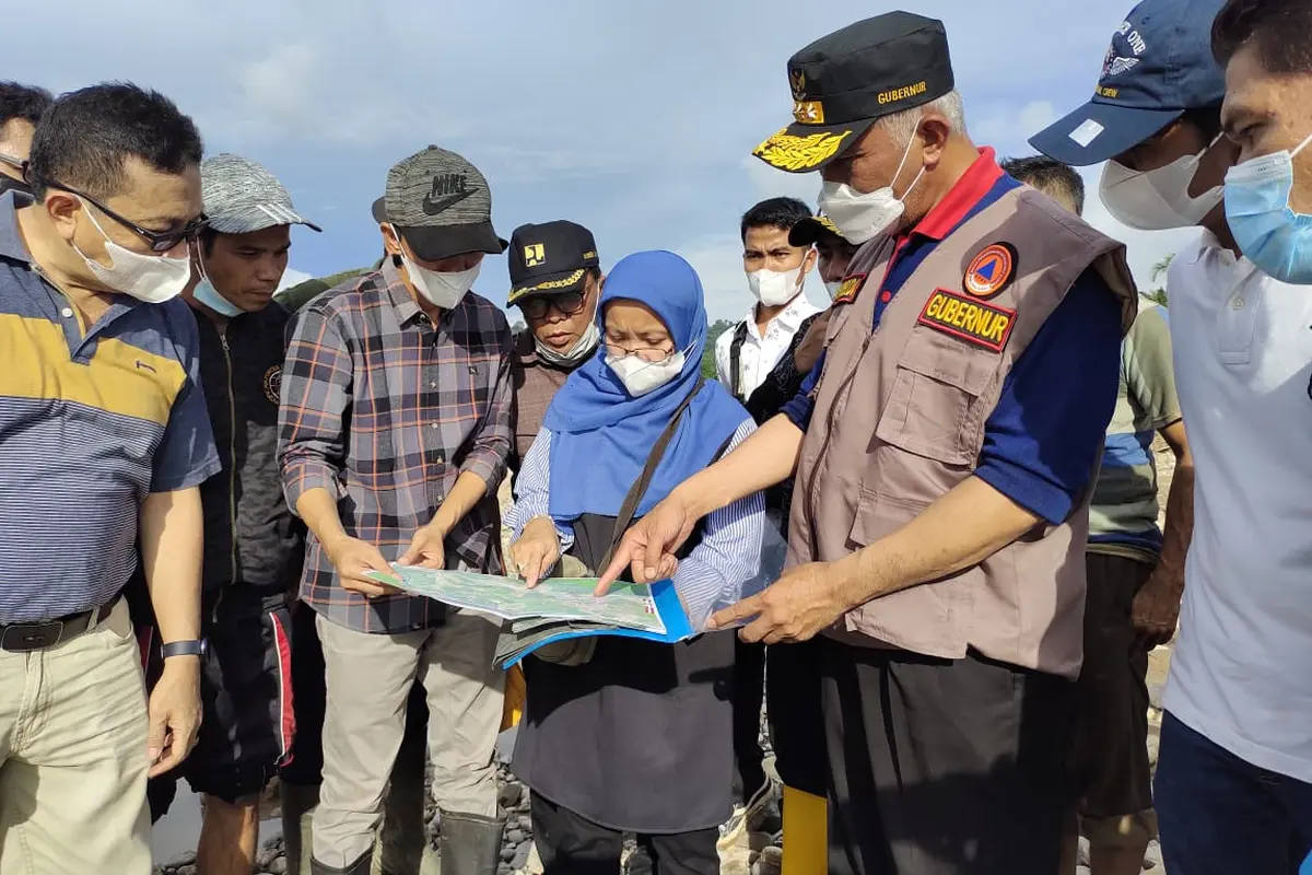 Gubernur Sumbar, Mahyeldi melihat lokasi terdampak banjir Batang Tapan. 9Liputan6.com/ Humas Pemprov Sumbar)