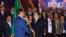 Ketua Umum PSSI periode 2023-2027 Erick Thohir (kanan depan) menerima bendera panji PSSI dari Ketua Umum PSSI periode 2019-2023 Mochamad Iriawan saat Kongres Luar Biasa Persatuan Sepak Bola Seluruh Indonesia (KLB PSSI) 2023 di Jakarta, Kamis (16/2/2023). Erick Thohir terpilih menjadi Ketua Umum PSSI periode 2023-2027 menggantikan posisi Mochamad Iriawan yang habis masa jabatannya. (Liputan6.com/Herman Zakharia)
