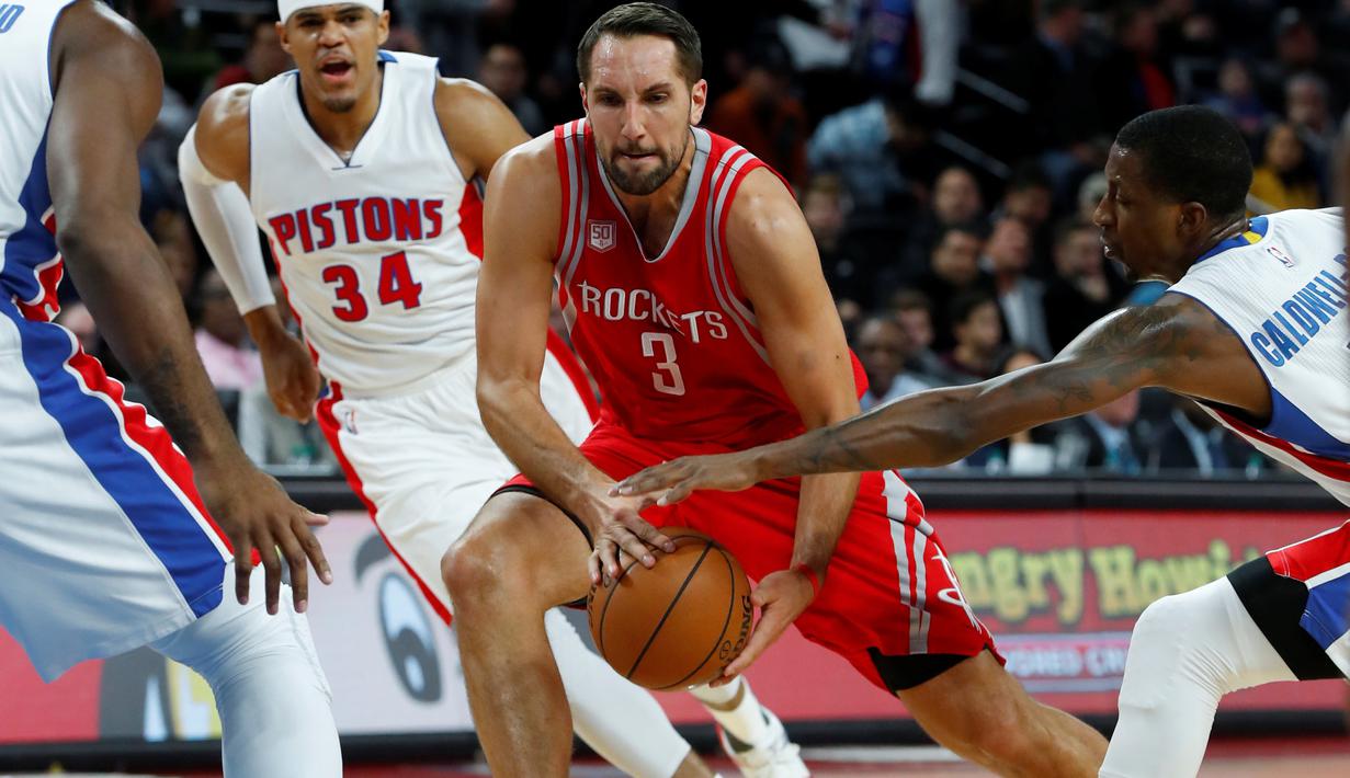 Forward Houston Rockets, Ryan Anderson, berusaha melewati hadangan pemain Detroit Pistons dalam laga babak reguler NBA 2016-2017 di The Palace of Auburn Hills, Michigan, Selasa (22/11/2016) WIB. (AP Photo/Paul Sancya)