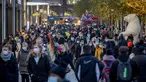 Orang-orang berjalan melewati zona pejalan kaki utama di Frankfurt, Jerman, Senin (14/12/2020).  Mengurangi sebaran virus corona COVID-19, Jerman akan kembali menutup wilayahnya atau lockdown mulai 16 Desember 2020 mendatang.  (AP Photo/Michael Probst)