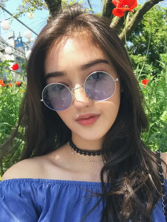 Tampil stylish namun tetap santi diperlihatkan Ranty Maria saat tengah berlibur pada akun Instagram pribadinya. Tak sedikit netizen yang menyebut jika kacamata bulat berlensa biru ini begitu cocok dengannya. (Liputan6.com/IG/@rantymaria)