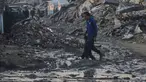 Warga Palestina berjalan di tengah bangunan yang hancur akibat serangan udara dan darat Israel di Kota Gaza, Selasa 6 Januari 2026. Komite Internasional Palang Merah (ICRC) terus berupaya menyalurkan bantuan ke Gaza. (AP Photo/Jehad Alshrafi)