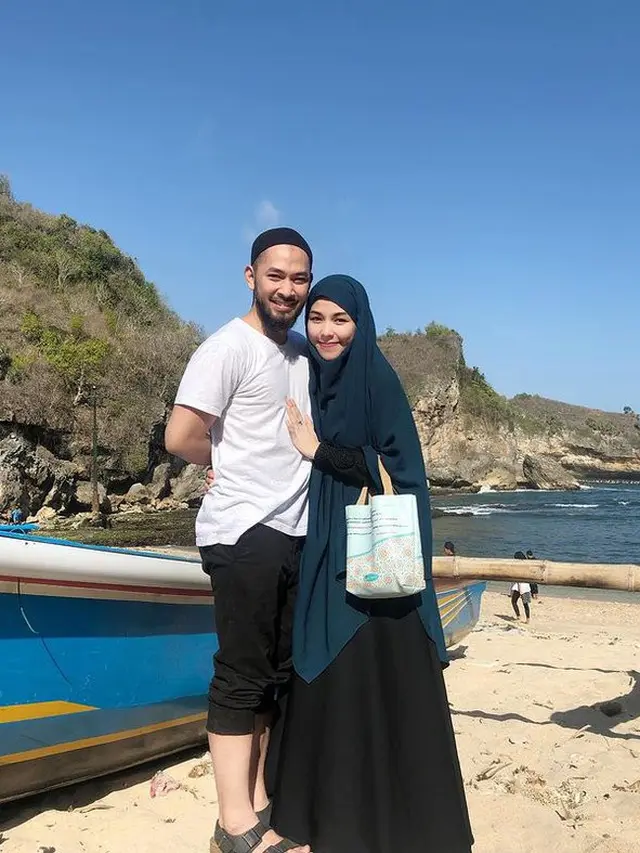 6 Potret Uki Eks NOAH dan Istri yang Kini Hamil Anak Ketiga