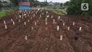 Foto udara deretan makam jenazah dengan protokol COVID-19 di TPU Srengseng Sawah, Jakarta, Kamis (21/1/2021). Sebagian lahan TPU Srengseng Sawah yang dijadikan pemakaman jenazah Covid-19 sejak Selasa (12/1) lalu, dengan kapasitas 564 petak makam kini nyaris penuh. (Liputan6.com/Helmi Fithriansyah)