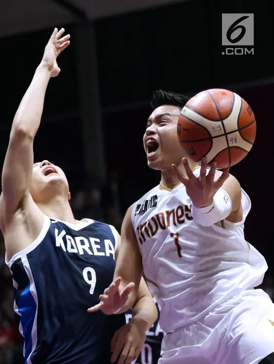 Pebasket putra Indonesia, Andakara Prastawa Dhyaksa (kanan) berebut bola dengan pemain Korea, Ung Heo pada babak penyisihan Grup A Basket Putra Asian Games 2018 di Jakarta, Selasa (14/8). Indonesia kalah 65-104. (Liputan6.com/Helmi Fithriansyah)