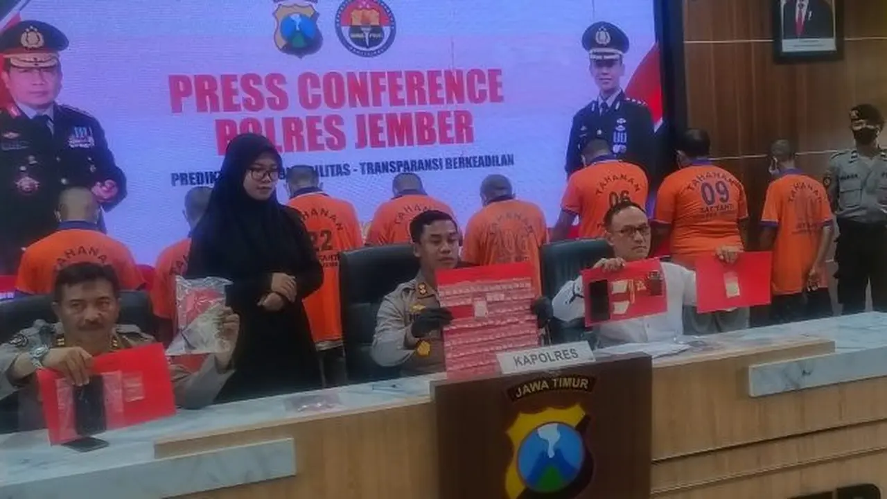 Kapolres Jember AKBP Hery Purnomo menunjukkan barang bukti sabu-sabu dan okerbaya hasil penangkapan terhadap 11 pengedar di wilayah Jember. (Istimewa)