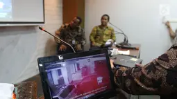Sebuah video ditunjukkan terkait Idrus Marham di kantor Ombudsman, Jakarta, Rabu (3/7/2019). Teguh mengatakan, ada pengabaian kewajiban hukum yang dilakukan KPK dalam mengawal Idrus Marham, terdakwa kasus korupsi yang berkeliaran di luar Rutan KPK, Jumat (21/6/2019). (Liputan6.com/Angga Yuniar)
