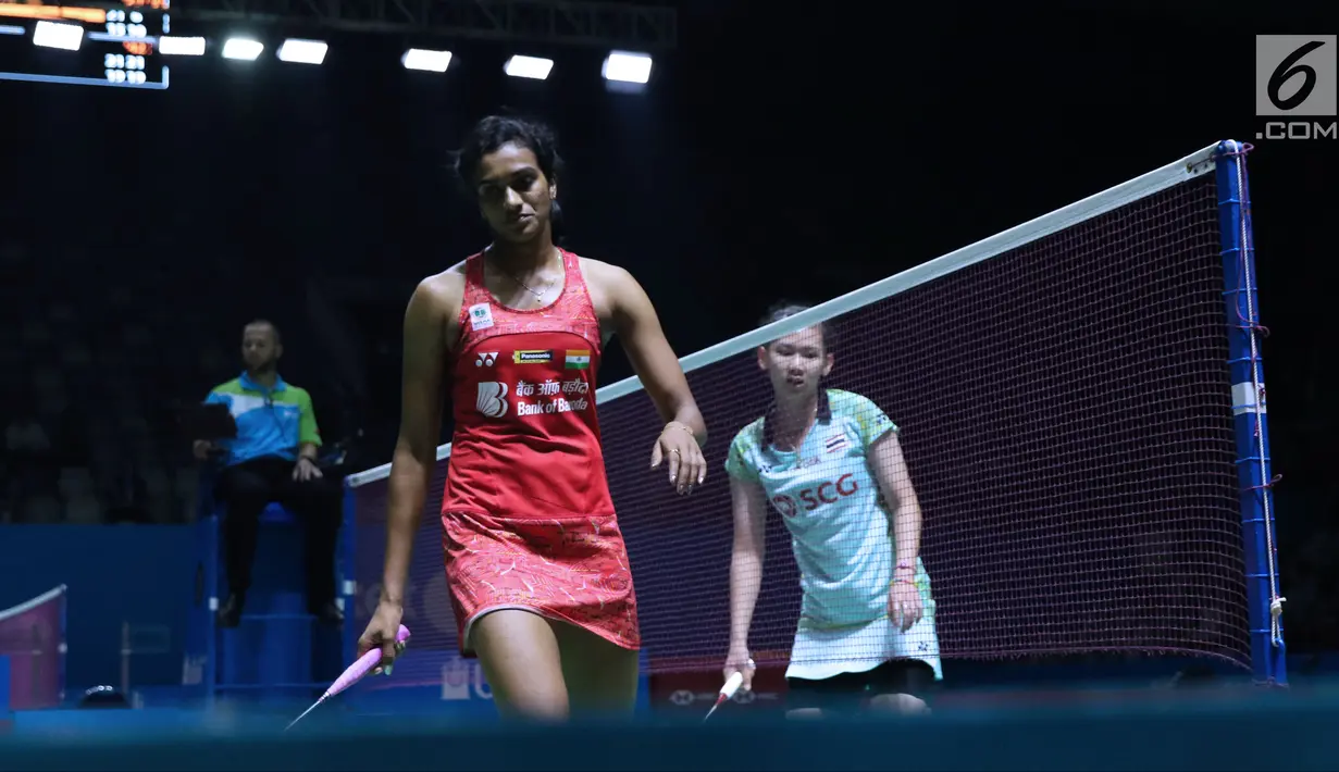 Tunggal putri India, V Sindhu Pusarla saat melawan pebulu tangkis Thailand, Pornpawee Chochuwong pada 32 besar Indonesia Open 2018, Istora GBK, Jakarta, Rabu (4/7). V Sindhu Pusarla unggul 21-15, 19-21, 21-13. (Liputan6.com/Helmi Fithriansyah)