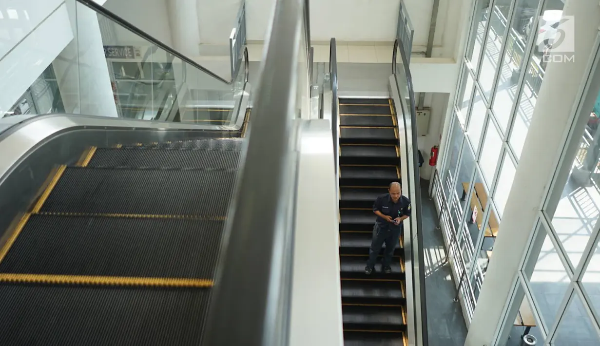 Seorang pria menaiki eskalator jembatan penghubung atau Skybridge Stasiun Batu Ceper, Tangerang, Banten, Kamis (18/7/2019). Skybridge Stasiun Batu Ceper menghubungkan peron 1 dan 2 (KA Bandara) menuju peron 3 dan 4 (KRL Commuterline). (Liputan6.com/Immanuel Antonius)