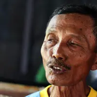 Sadiyo Cipto Wiyono (65), pemulung yang kerap menambal jalan berlubang di Sragen, Jateng. (Liputan6.com/Fajar Abrori)