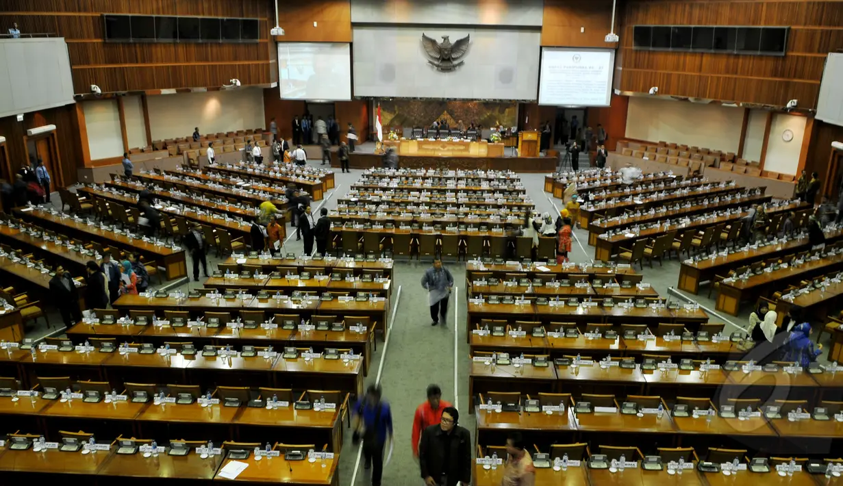 Suasana usai sidang paripurna di Komplek Parlemen, Jakarta. Jumat (24/04/2015). Sidang Paripurna yang beragendakan Laporan Komisi III DPR RI terhadap Hasil Pembahasan atas RUU. (Liputan6.com/Andrian M Tunay)