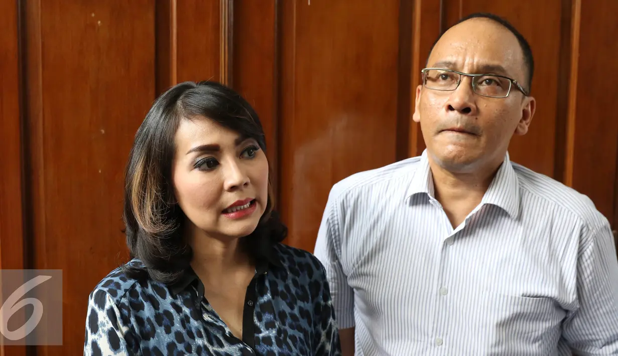 Tessa Kaunang bersama kuasa hukumnya saat diwawancari wartawan di PN Jakarta Selatan, Senin (22/8). Tessa Kaunang digugat oleh mantan suaminya Sandy Tumiwa masalah harta gono-gini berupa rumah ditaksir seharga Rp2 miliar. (Liputan6.com/Herman Zakharia)