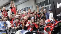 Momen Marc Marquez memenangkan balapan MotoGP Austria 2025 di Sirkuit Red Bull Ring. (ERWIN SCHERIAU / APA / AFP)