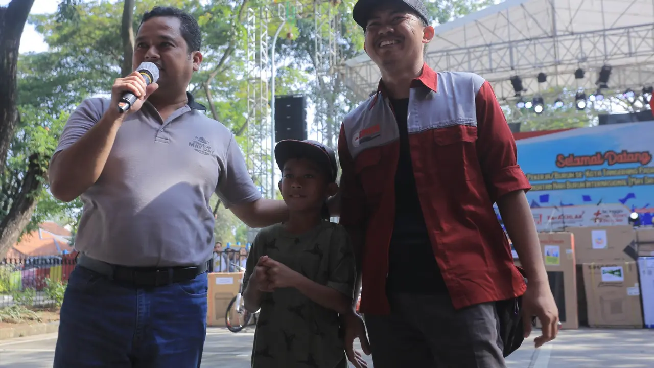 Wali Kota Tangerang, Arief R Wismansyah, saat menghadiri Puuncak Hari Buruh di Stadion Benteng Reborn, Minggu (14/5/2023).