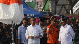Presiden Joko Widodo bersiap memberi keterangan terkait jatuhnya Lion Air JT 610 di posko evakuasi di JICT 2, Tanjung Priok, Jakarta, Jumat (2/11). Jokowi melihat perkembangan hasil pencarian pesawat Lion Air JT 610. (Liputan6.com/Angga Yuniar)