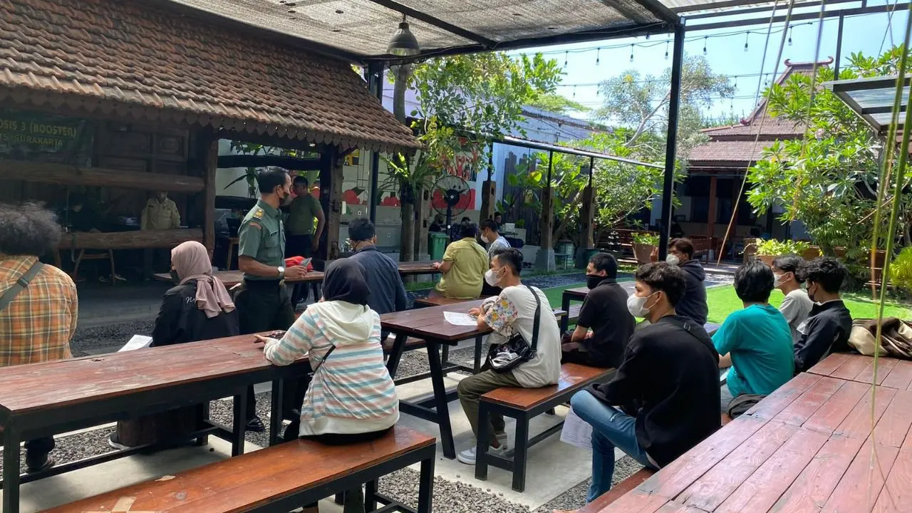 Pemberian vaksinasi penguat COVID-19 di Solo