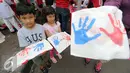 Dua bocah ikut berpartisipasi dalam Kampanye Berbagi Tangan Sehat Melalui Cuci Tangan, Jakarta, Minggu (2/10) Dalam rangka menyambut Hari Cuci Tangan Sedunia, Lifebouy memberikan pengetahuan mengenai pentingnya cuci tangan. (Liputan6.com/Helmi Afandi)